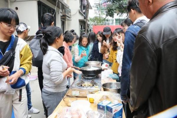 阿姨做蛋糕.jpg