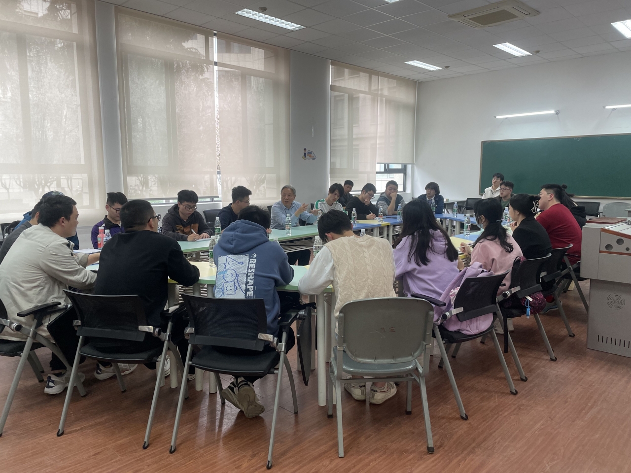 王亚非书记为光电学院本科班级讲授“开学第一课”