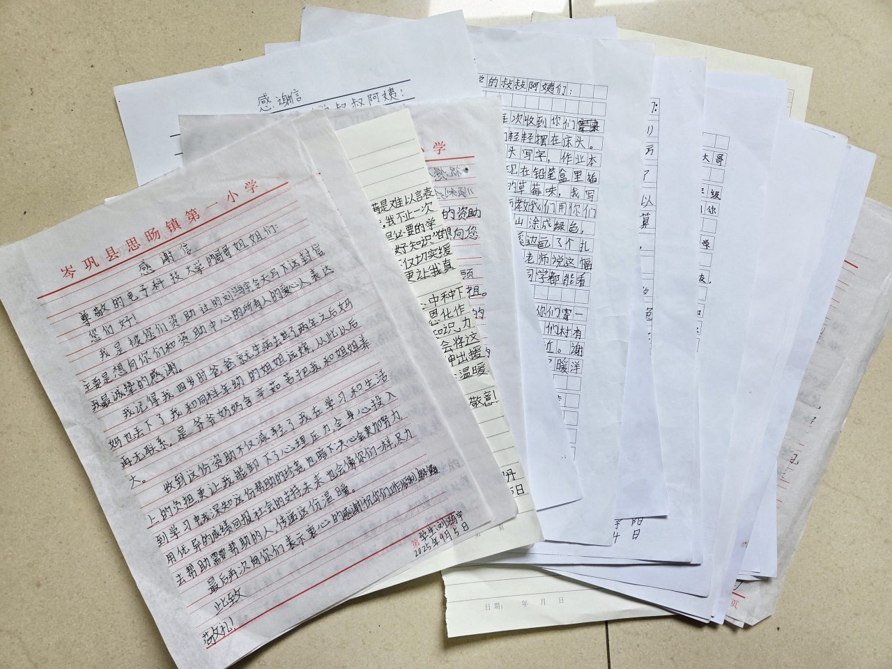 纸短情长：岑巩娃的手写信，温暖成电帮扶路