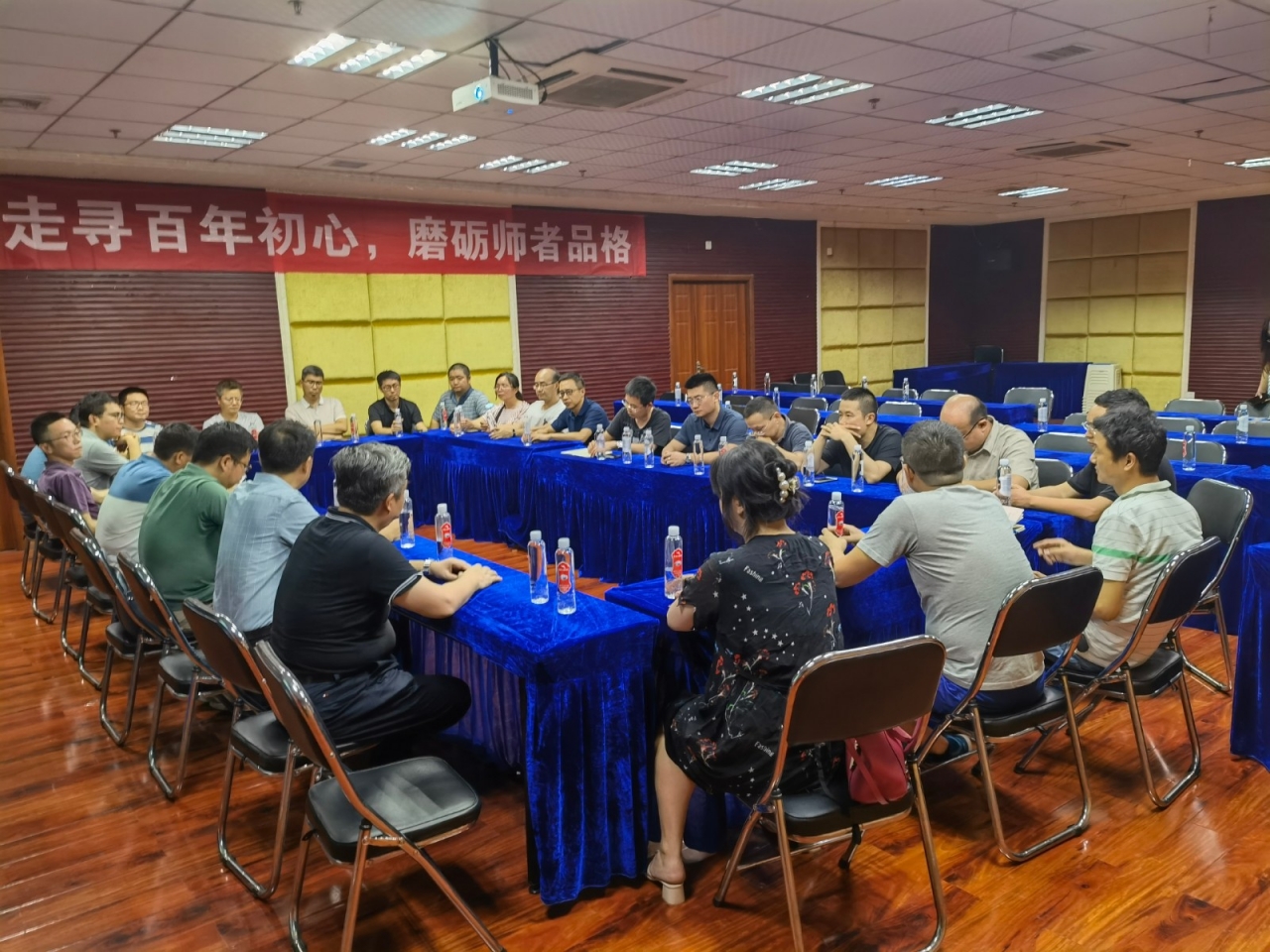 机电学院召开青年教师联谊会共商学院发展
