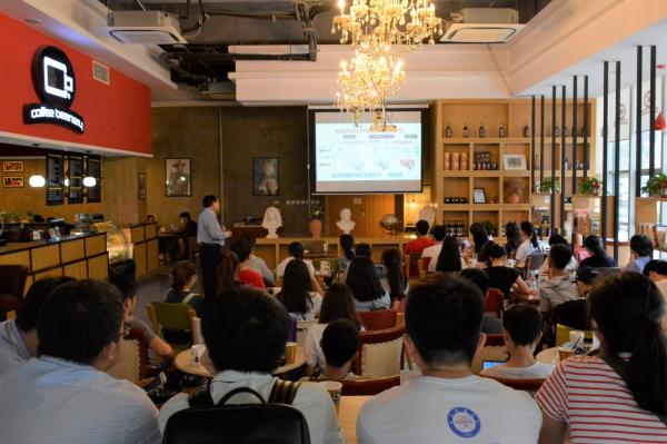 【成电下午茶】乐卫东教授与学子分享帕金森病研究和脑神经技术的发展