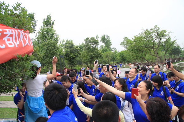 成都校友会举行健走暨亲子摄影活动