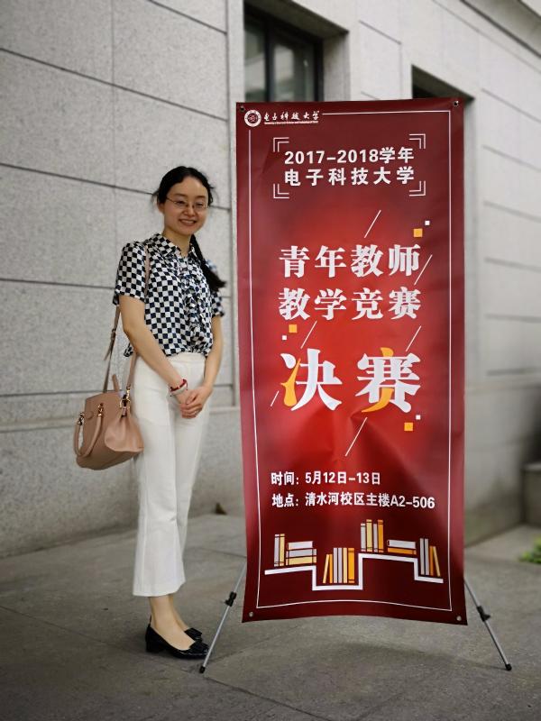 冯露老师.jpg 冯露老师.jpg