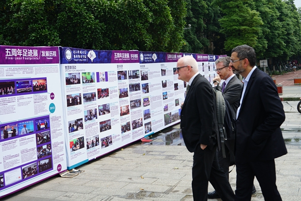 五周年足迹展老外参观.jpg 五周年足迹展老外参观.jpg