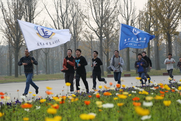 学校举行第七届环校园跑比赛