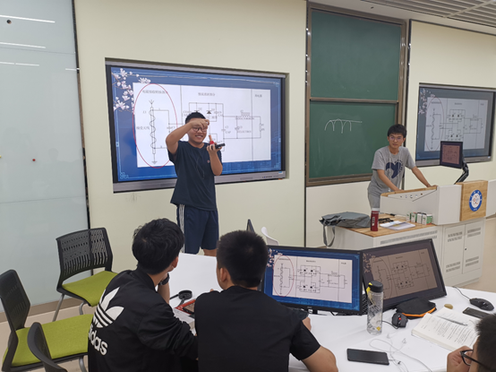 学校组织本科课堂教学改革观摩 交流教改经验