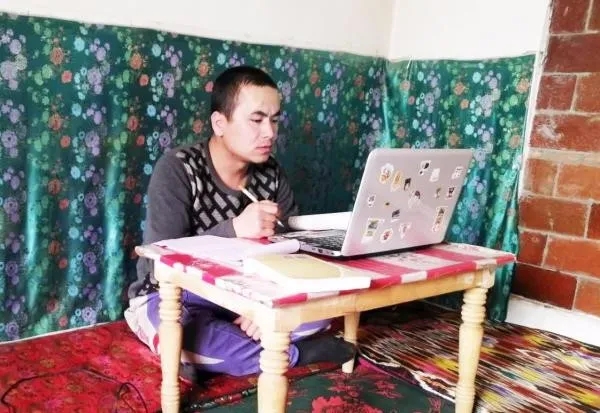 暖心！他在偏远乡村上到了网课……