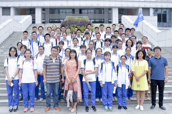 成都七中高二学子来经管学院参观