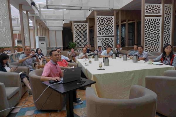 学校教代会执委会研讨基础教育建设方案