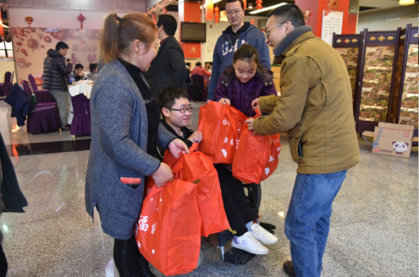 校领导与寒假留校学生共迎2019新春佳节