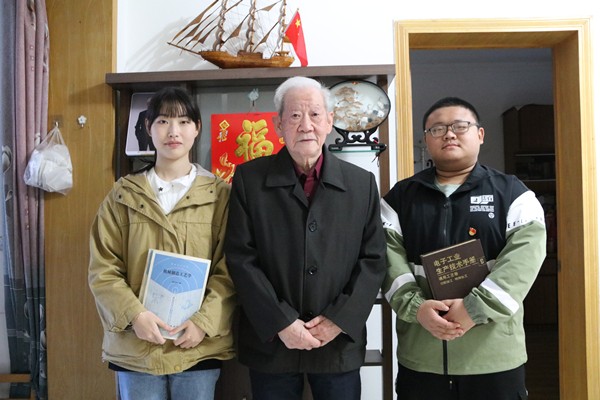 【党史学习教育】“铭记党恩 初心不改”机电学院学生党员探访老党员教师