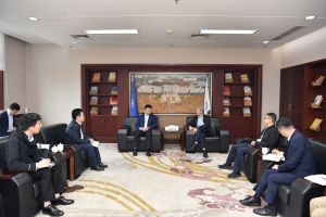 海南陵水县委书记吴海峰来校访问