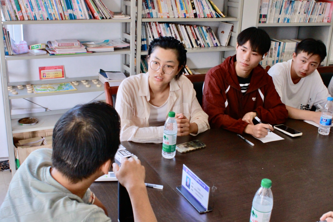 采访花果村书记.jpg e39feec687b54fc8d7cee3ba5e51442e_7719a.j