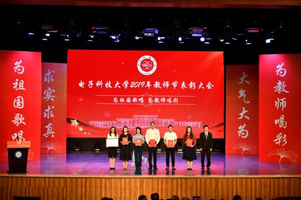 领奖0004.jpg e3bed708366cb260d0e292683670ff67.jpg