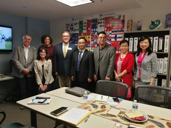 代表团在美国加州州立大学.jpg e3d395d4353ed368a7650357ef186171.jpg