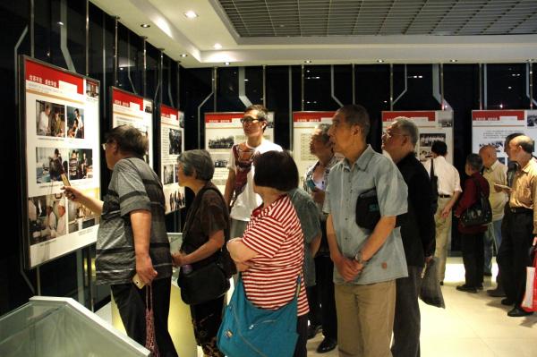 物电学院617班校友阔别半世纪重聚母校