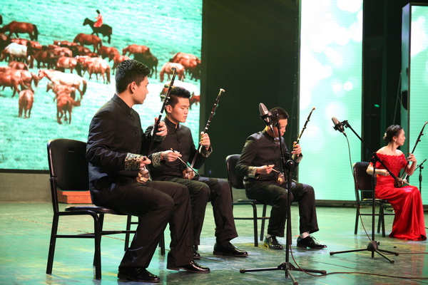 晚会0013.jpg e4736a7927e2e91f1d4d1a2ca75ca6d6.jpg