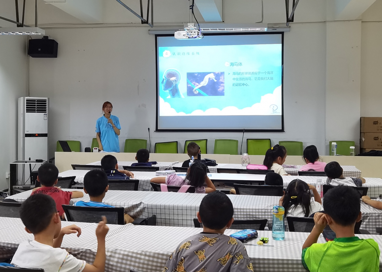 实践队为社区儿童开设脑科学科普课堂4.jpg 实践队为社区儿童开设脑科学科普课堂4.jpg