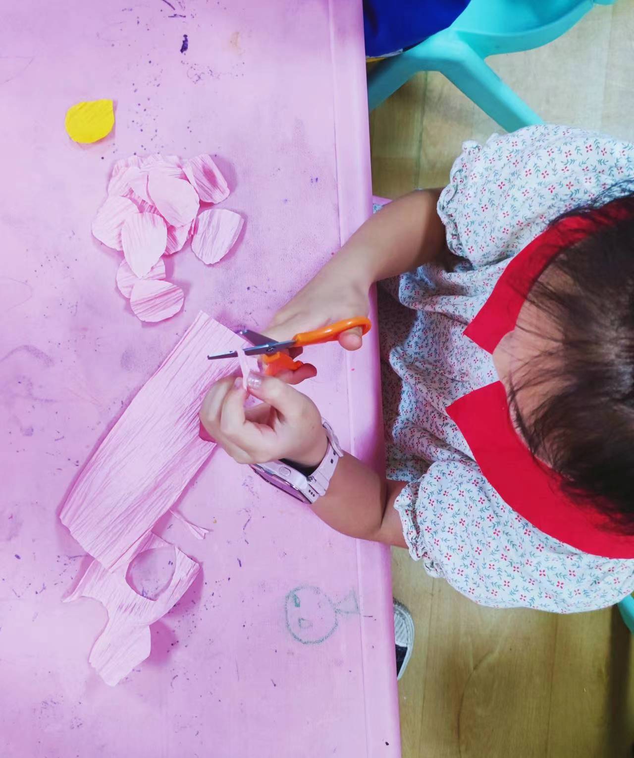 纸藤花手工课带领小朋友们在动手中感受生命的多姿多彩1.jpg 纸藤花手工课带领小朋友们在动手中感受生命的多姿多彩1.jpg