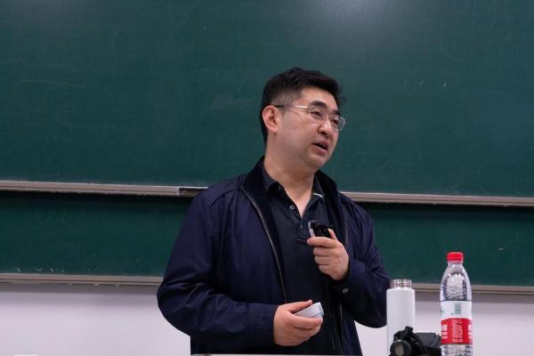 全国青联常委廉思教授为成电学子讲授《后声》课程