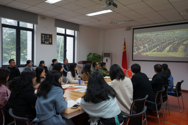 成电师生集中收看庆祝改革开放40周年大会
