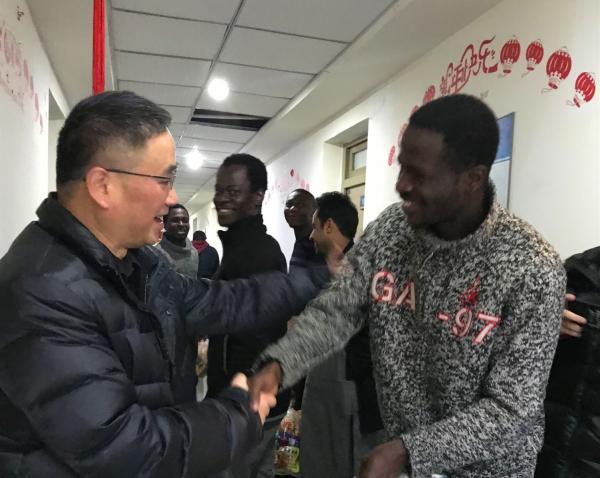 春节前夕校领导看望慰问留校留学生