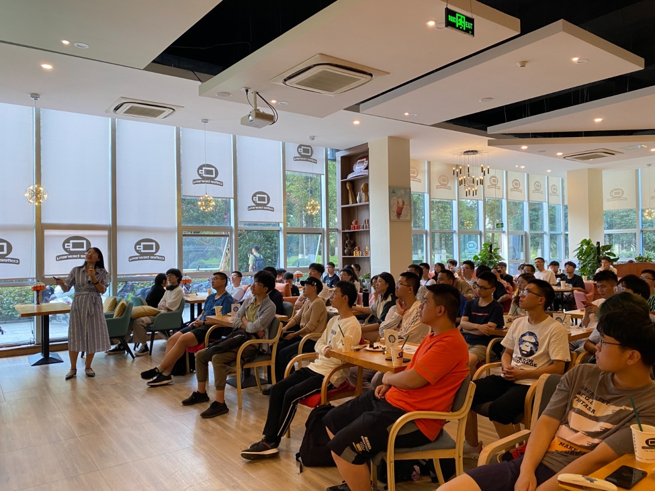 【成电下午茶】李沫研究员与学子探讨光电融合新技术