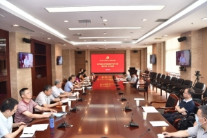 学校召开党委理论学习中心组学习（扩大）会议传达学习2020年全国两会精神