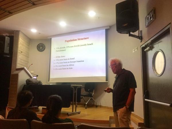 Benjamin教授为同学们讲解以色列人口结构.jpg e6803d41432ba75e31eb4e9c630e108a.jpg