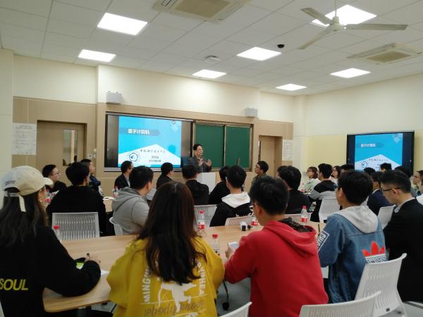 郭光灿院士走进英才新生研讨课   畅谈量子计算机