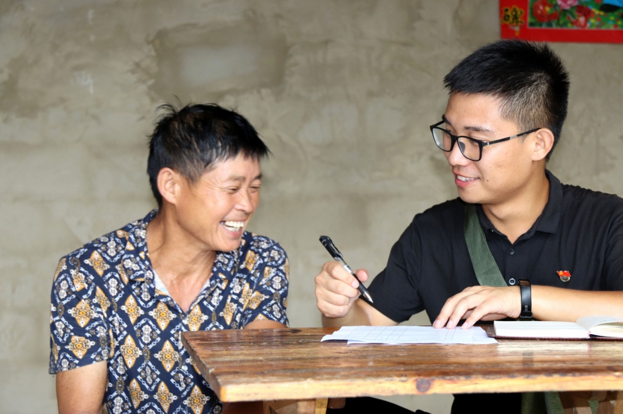 02-赵冰走访贫困户.jpg 02-赵冰走访贫困户.jpg