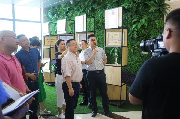 四川日报副总编辑李鹏一行调研成都研究院