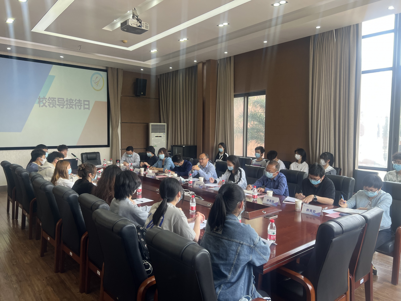 校领导与同学们面对面 沟通解决热点问题