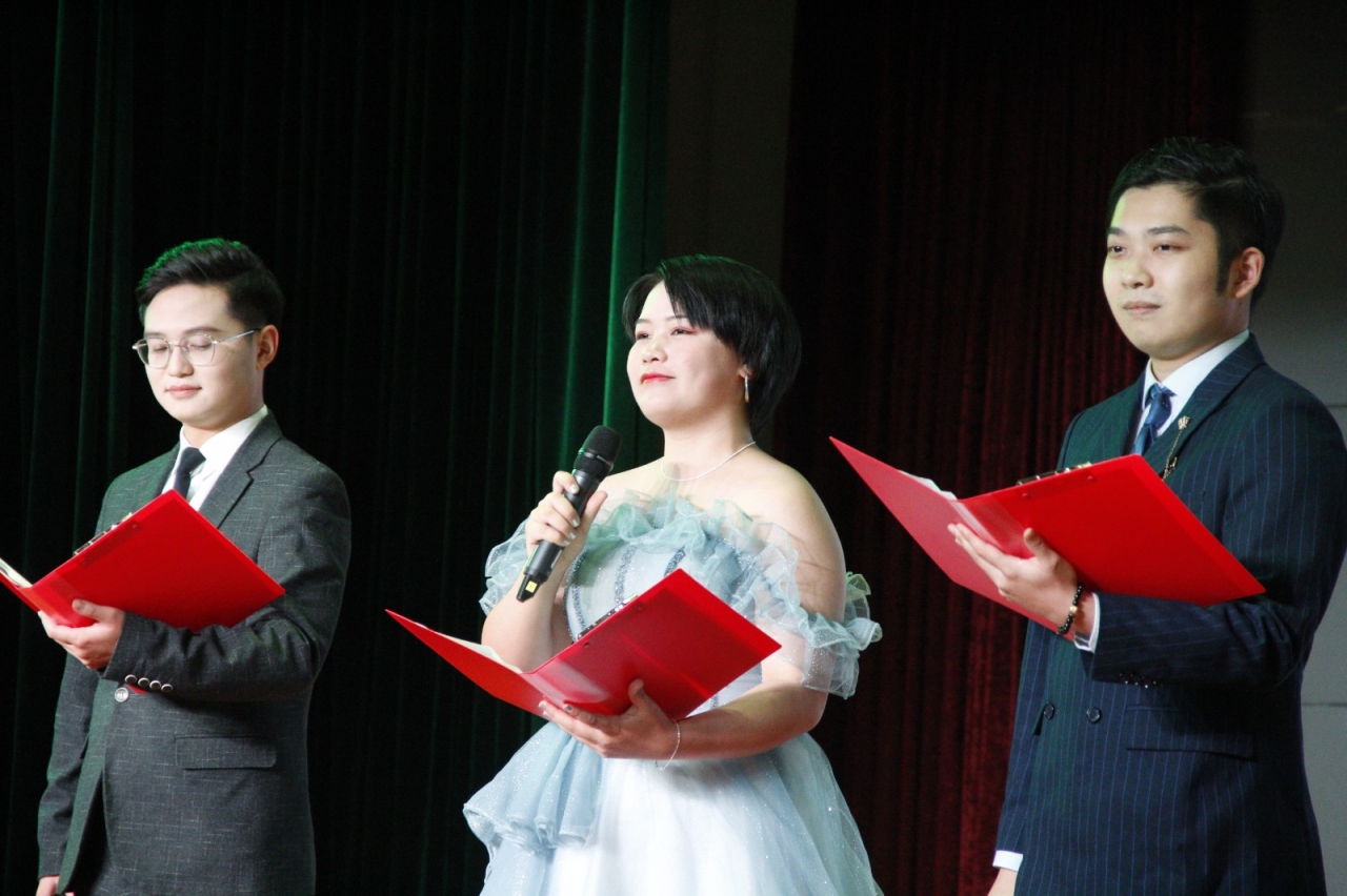 朗诵11 特写5.jpg e8a4ea1d24045e639f0085188c4137ee_c608a.j