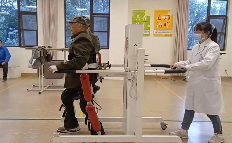 图2:革命老兵钟兴明使用外骨骼机器人进行康复训练.jpg 图2:革命老兵钟兴明使用外骨骼机器人进行康复训练.jpg