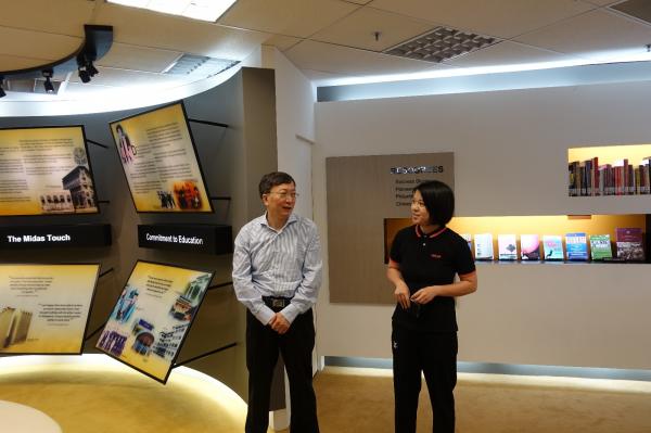 参观义安理工学院图书馆.JPG 参观义安理工学院图书馆.JPG