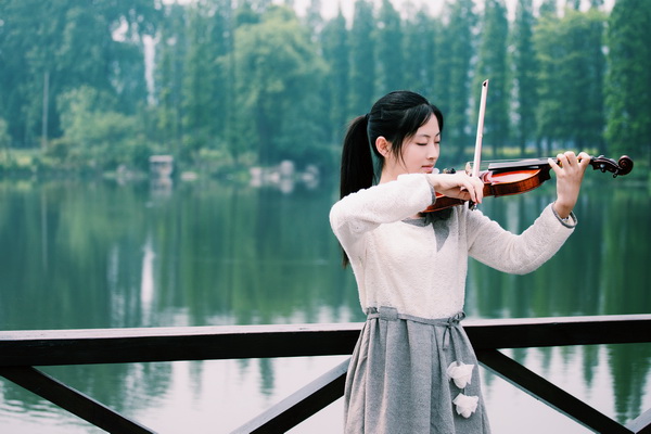 在湖边练琴(从寒假才开始学小提琴).jpg 在湖边练琴(从寒假才开始学小提琴).jpg
