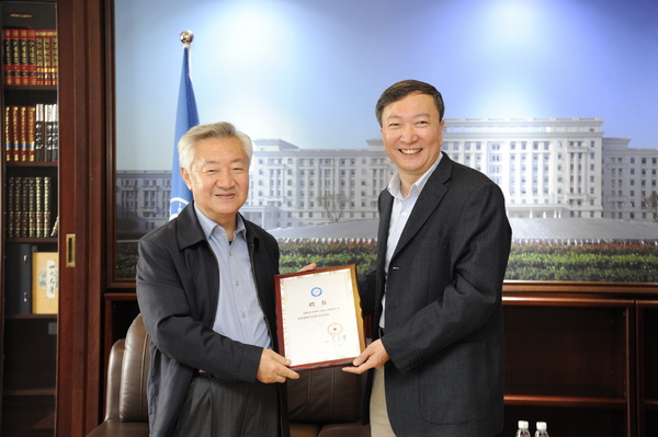 才鸿年院士、李仲平院士受聘为我校发展战略咨询委员会委员