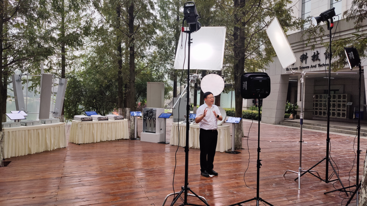 【建校67周年】中国联通云南省分公司向我校捐赠从2G到4G的成系列珍贵藏品