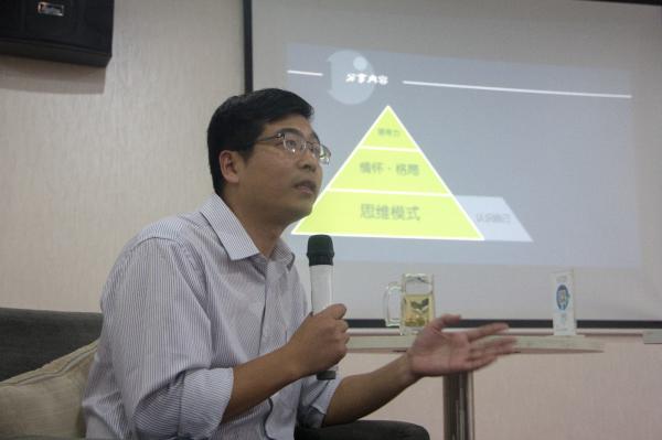 【成电下午茶】汤志伟教授与学子分享“情怀·格局·自己”