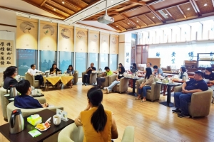 学校举办第六期“成电下午茶-校领导与教职工有约”活动