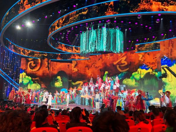 成电学子第五次参加央视“五月的鲜花”全国大中学生文艺会演
