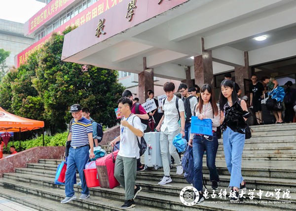 中山学院迎新工作高效开展 5000余学子温馨入校