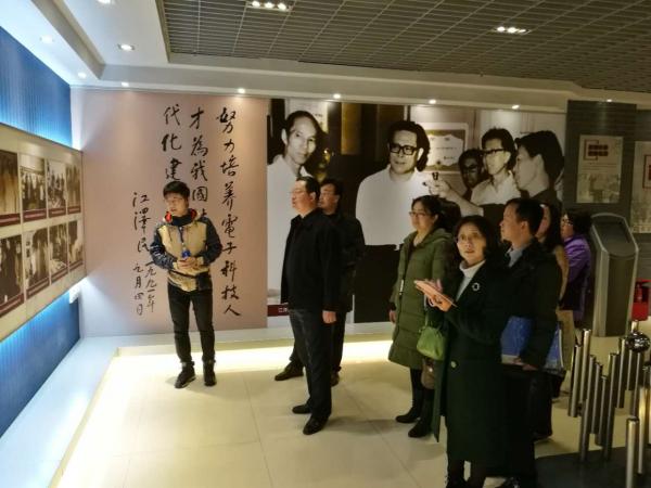 学校举行校园开放日迎接考生家长参观体验