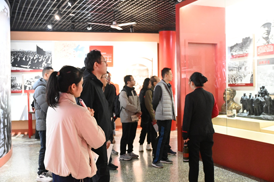 集成电路学院开展“‘芯’火相传·共创未来”培训交流活动