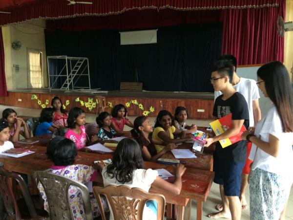 斯里兰卡国际支教队2.jpg ee6b74c13feff74606e558bbabfae3bb.jpg