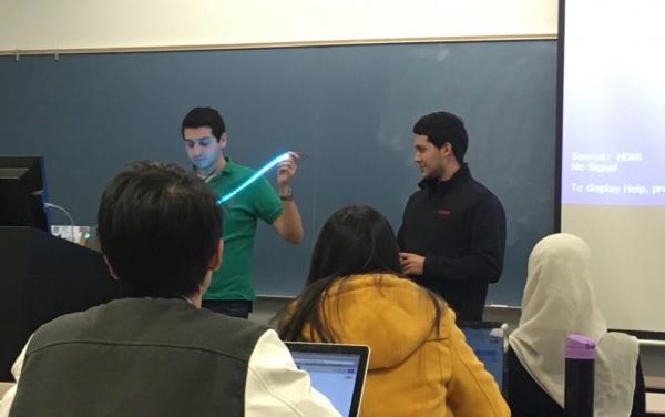 外国小伙伴展示智能灯带.jpg 外国小伙伴展示智能灯带.jpg