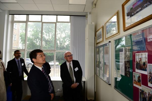 电子科大学生中心在格拉斯哥大学揭牌