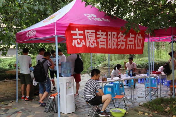 【迎新】校青年志愿者协会全心全意服务新生