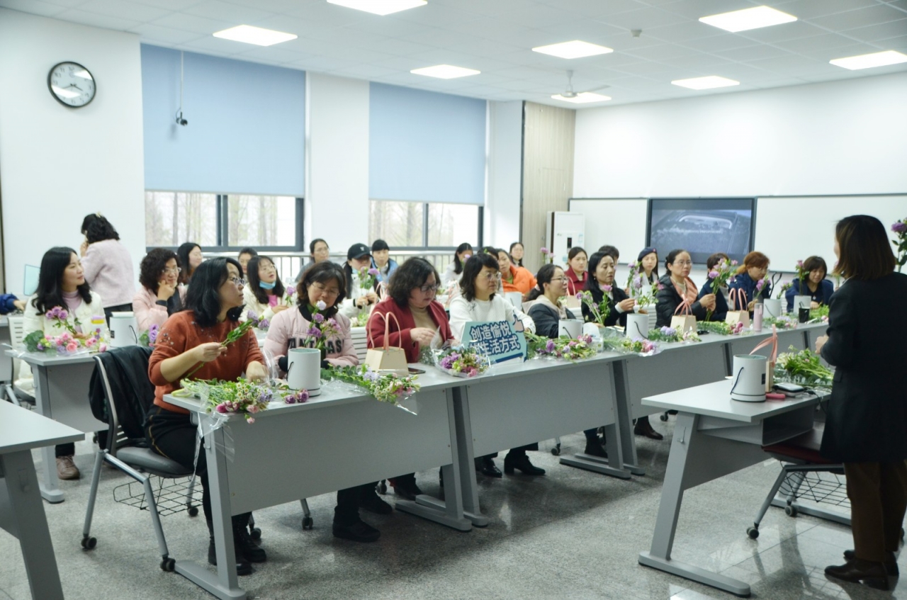 经管学院学院举行“三八”妇女节花艺沙龙